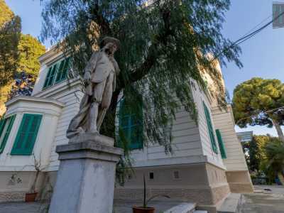 ...e ai due lati dalle statue raffiguranti Renzo...